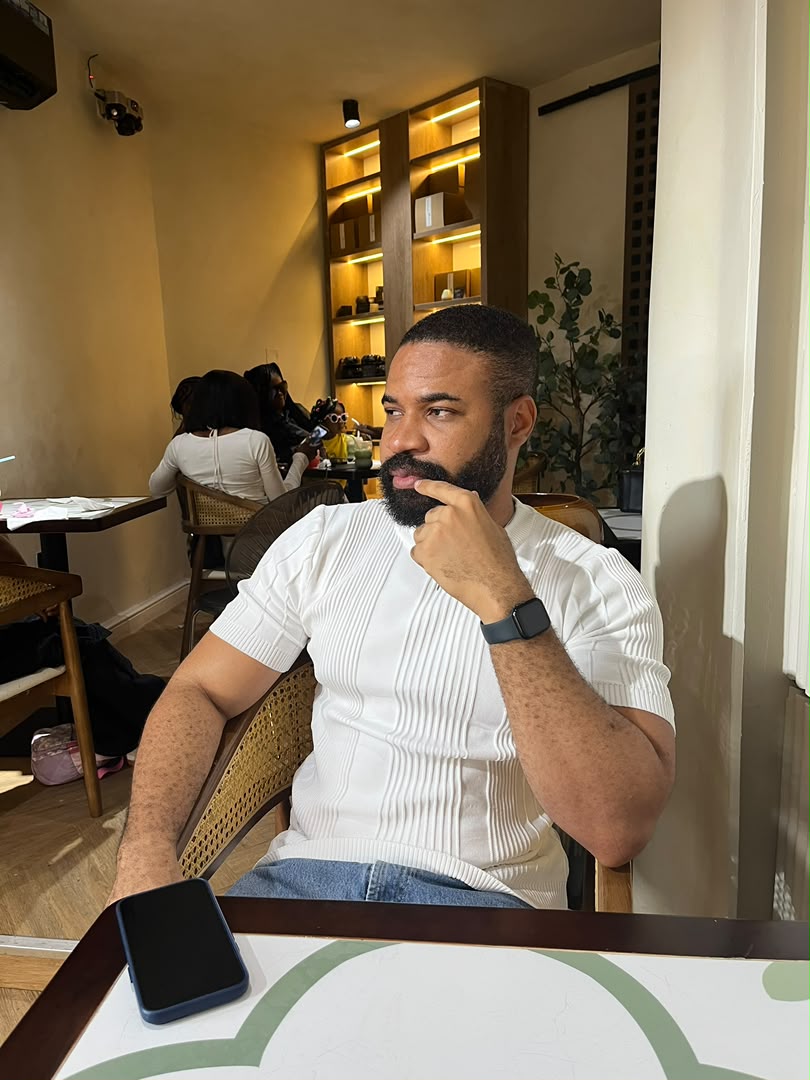 How This Agents Draws, Teaches and Moves Money for 30K People