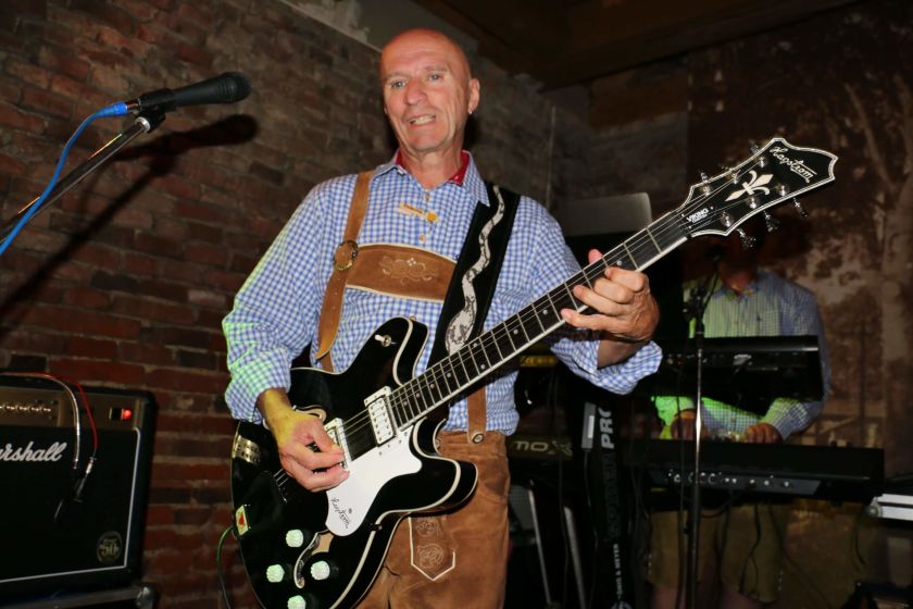 Günther Thimary spielt eine der beiden E-Gitarren bei der Partyband Rockoons aus Landshut