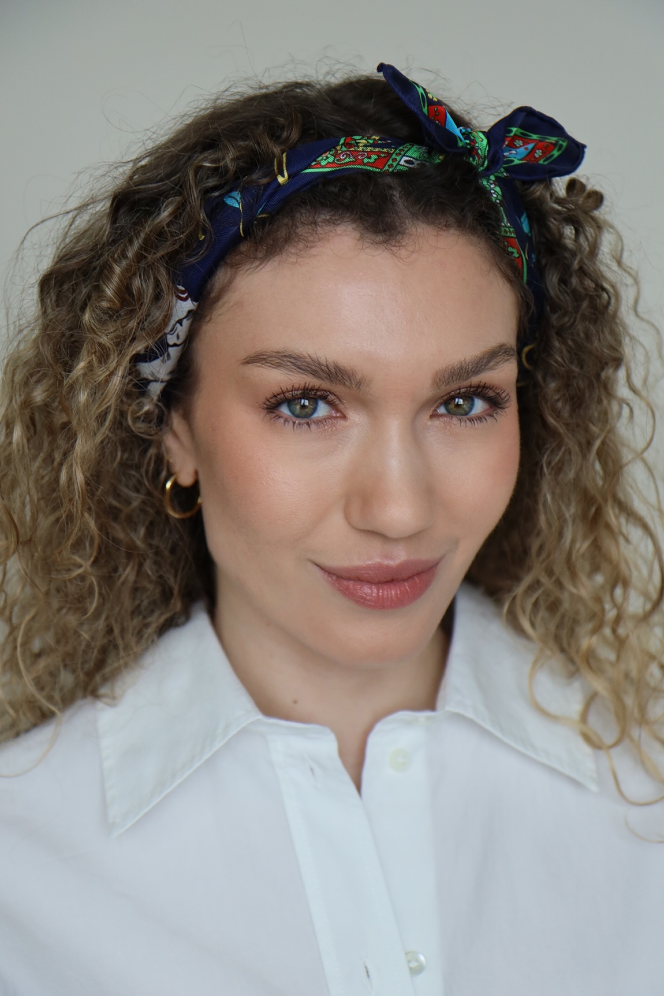 Damen Haarband aus kleinem blauem Seidentuch – stilvolles Haaraccessoire für eleganten Look