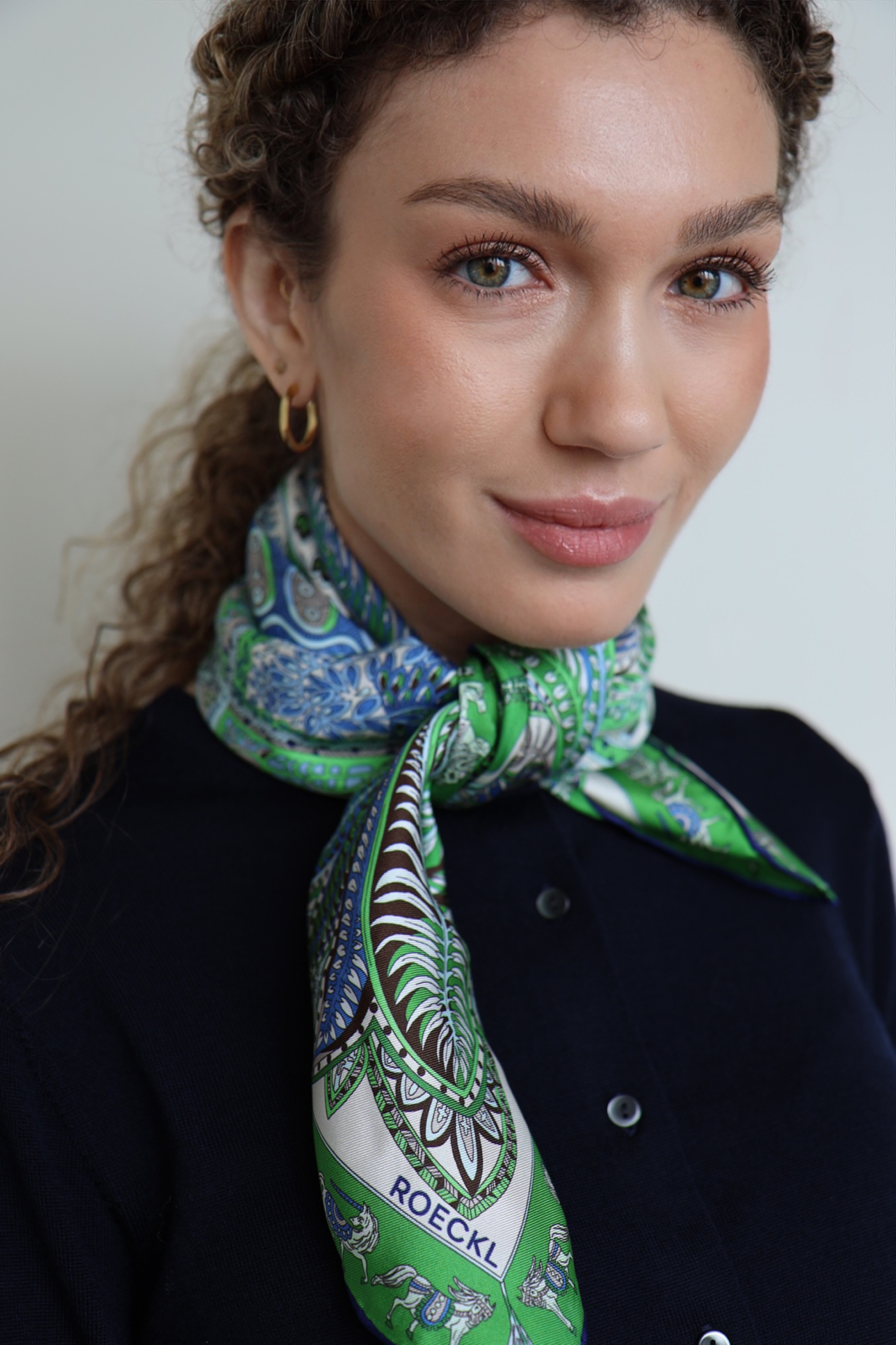 Damen Halstuch aus mittelgroßem grün-blauem Seidentuch – elegant um den Hals gebundenes Accessoire für stilvolles Outfit