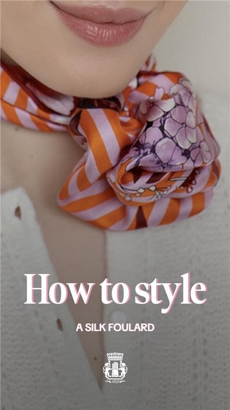 Modern gebundenes Halstuch für Damen im Rosettenknoten – kleines Seidentuch mit orange-rosa Streifen und floralen Blumenmustern, elegant am Hals getragen