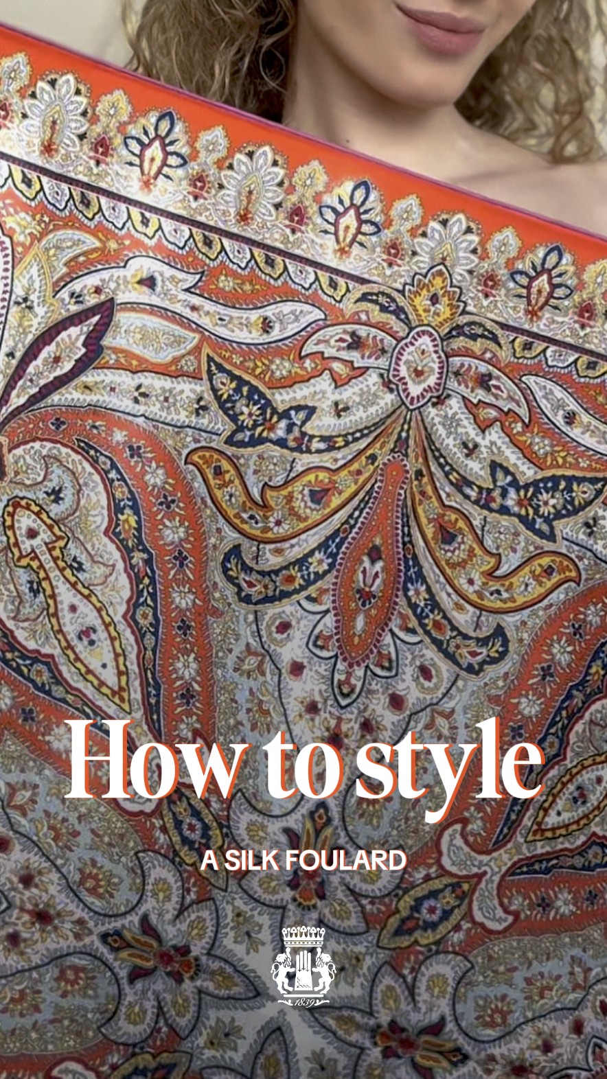 Damen Haltertop aus mittelgroßem Tuch mit orangefarbenem Paisley-Muster – stilvoll gebundenes Seidentuch als sommerliches Fashion-Statement