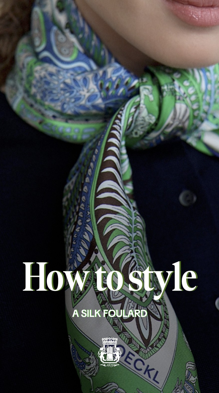Damen Halstuch aus mittelgroßem grün-blauem Seidentuch – elegant um den Hals gebundenes Accessoire für stilvolles Outfit