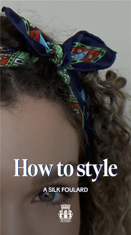 Damen Haarband aus kleinem blauem Seidentuch – stilvolles Haaraccessoire für eleganten Look