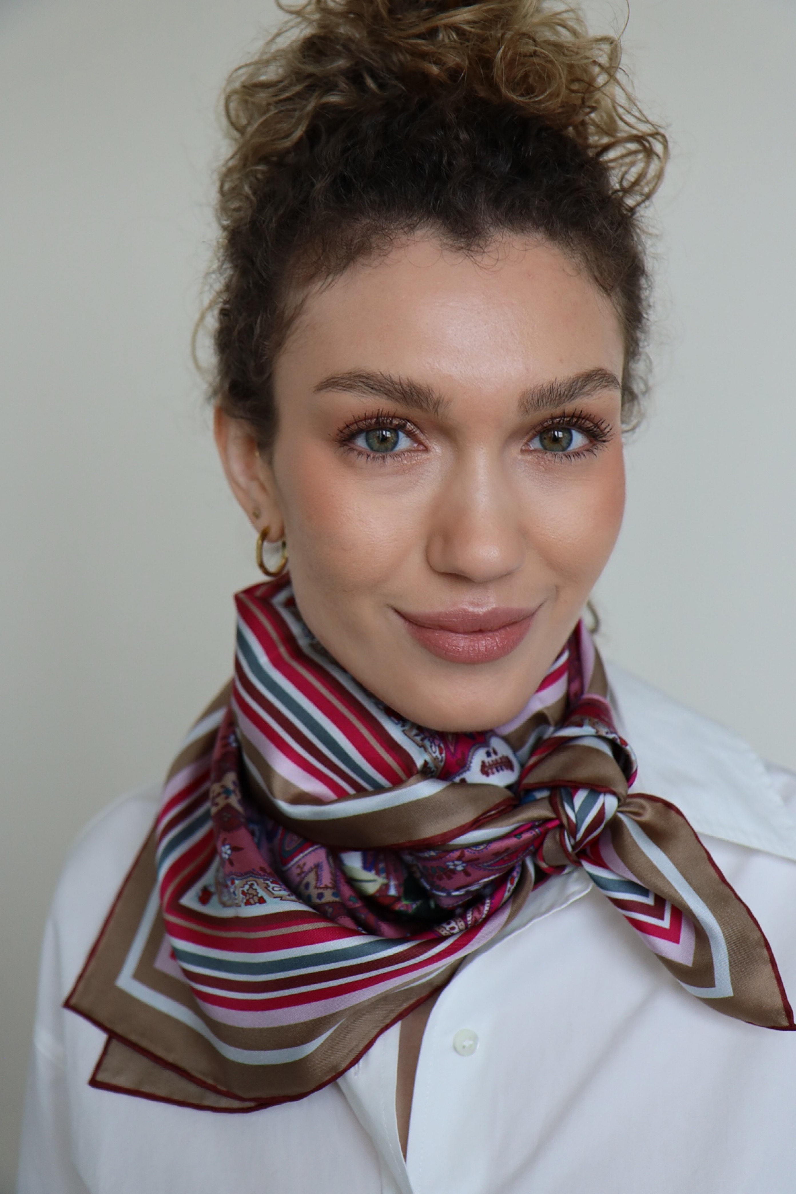 Ein Seidentuch im Western-Stil gebunden verleiht dem Outfit eine moderne Lässigkeit mit charakterstarker Note. Inspiriert von klassischen Bandana-Styles entsteht ein Look, der zugleich entspannt und stilbewusst wirkt