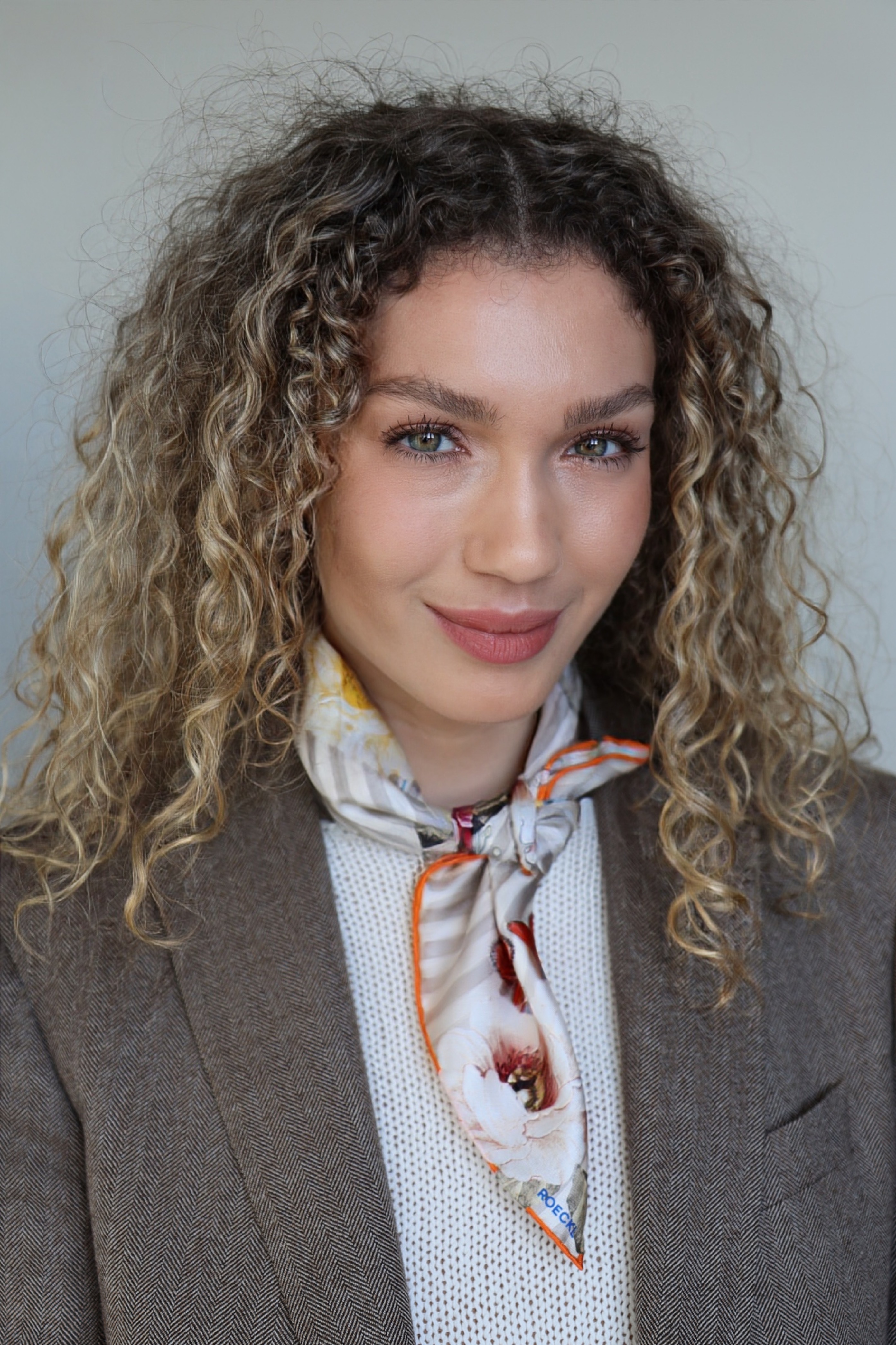 Ein kleines Seidentuch, klassisch um den Hals gebunden, ist der Inbegriff müheloser Eleganz. Dieses Styling verleiht schlichten Outfits eine feine, stilvolle Note und lässt sich vielseitig kombinieren – von casual bis chic.