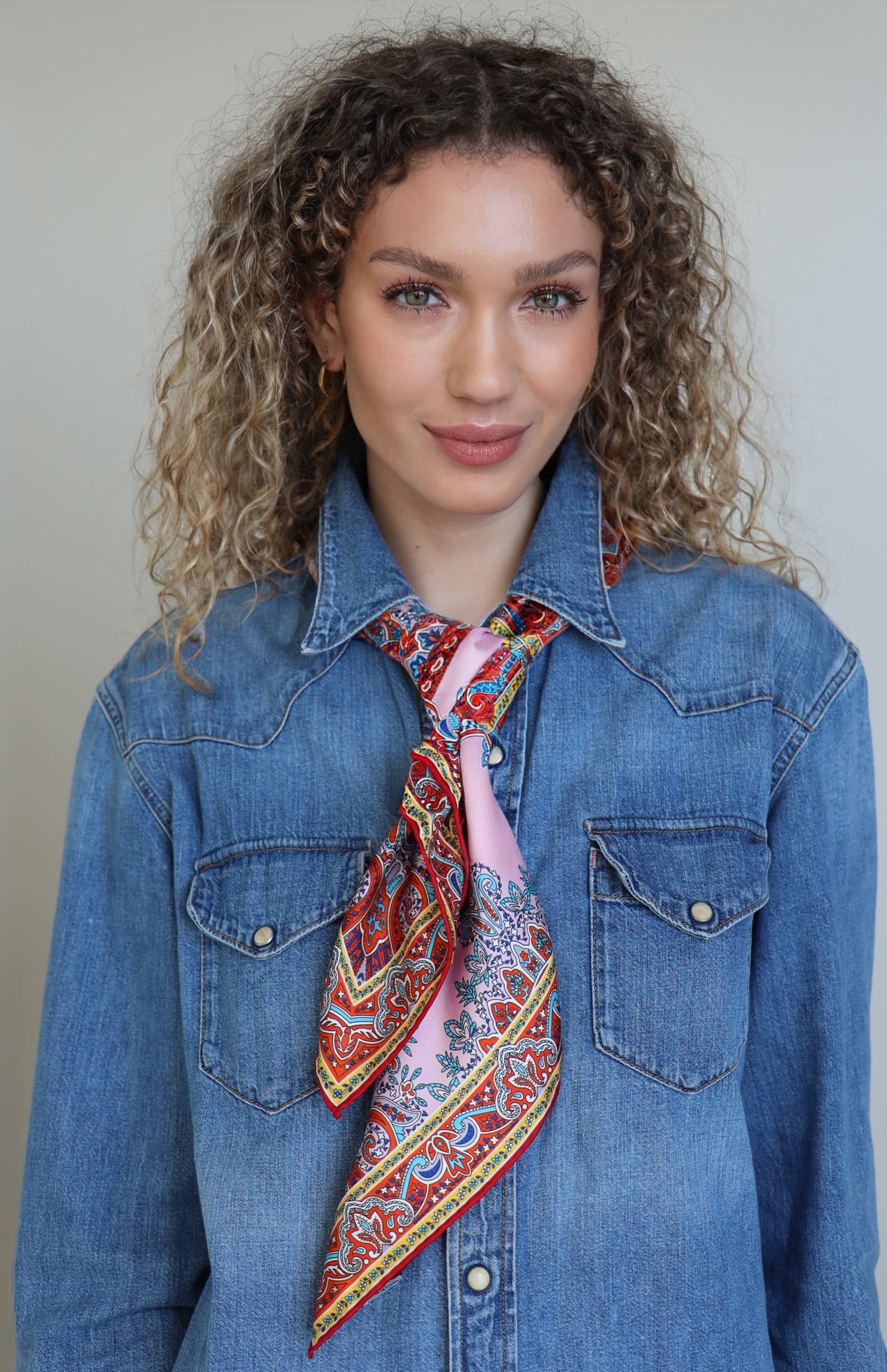 Als Krawatte gebunden verleiht das Seidentuch jedem Look eine besondere Ausdruckskraft und zeitlose Raffinesse. Ob lässig zur Bluse oder als stilvoller Akzent zu minimalistischen Outfits – dieses Styling verbindet klassische Elemente mit moderner Leichtigkeit und unterstreicht eine selbstbewusste, elegante Ausstrahlung.