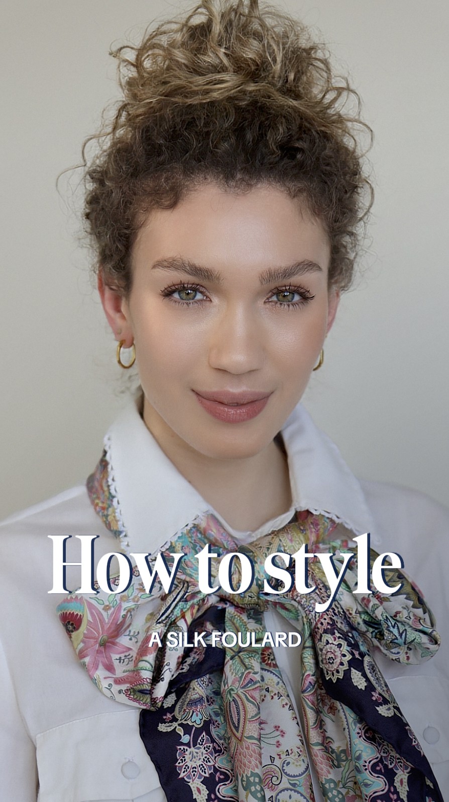 Ein Seidentuch als Schleife um den Hals gebunden verleiht jedem Look eine besonders feminine und stilvolle Note