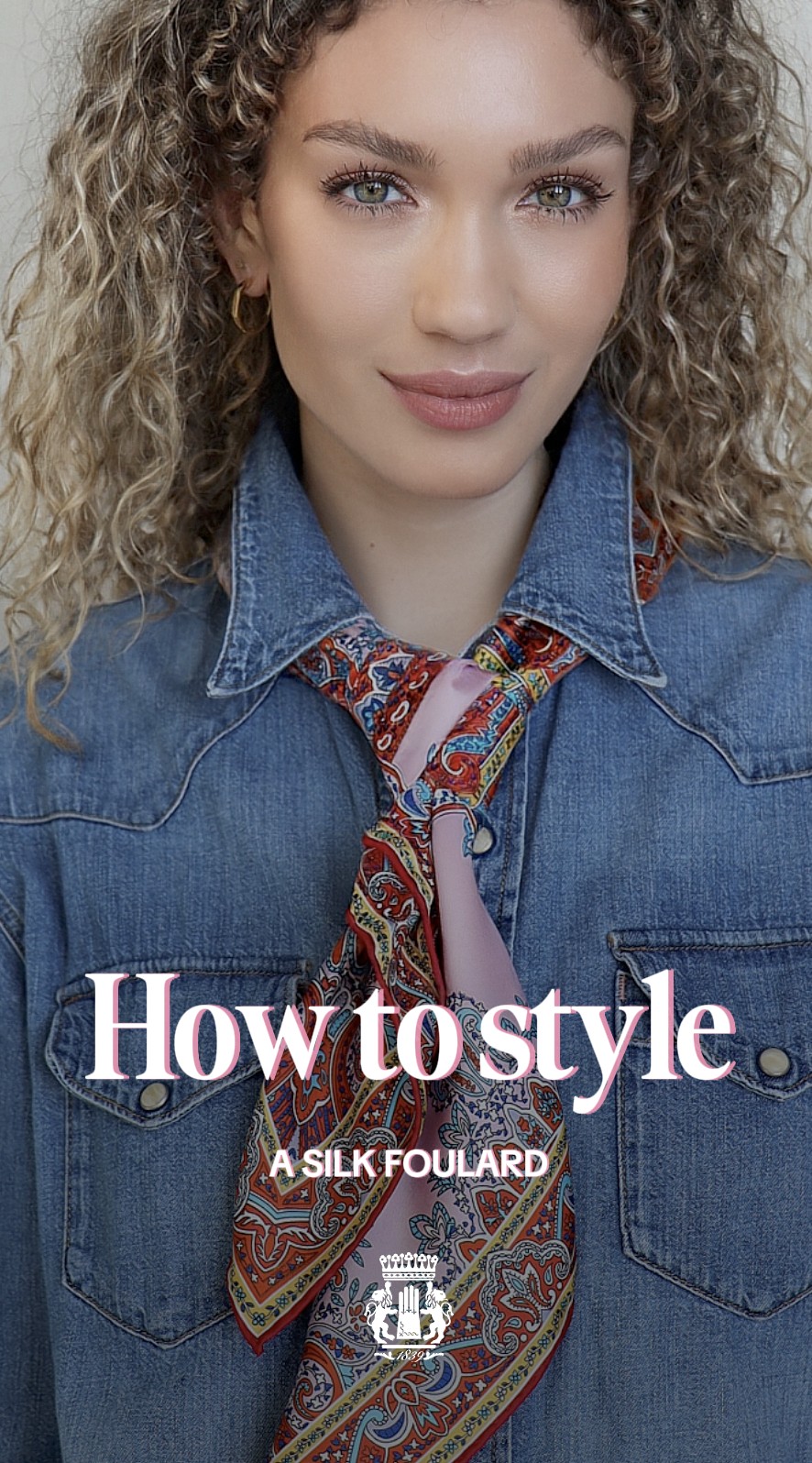 Modern gebundenes Halstuch für Damen im Rosettenknoten – kleines Seidentuch mit orange-rosa Streifen und floralen Blumenmustern, elegant am Hals getragen