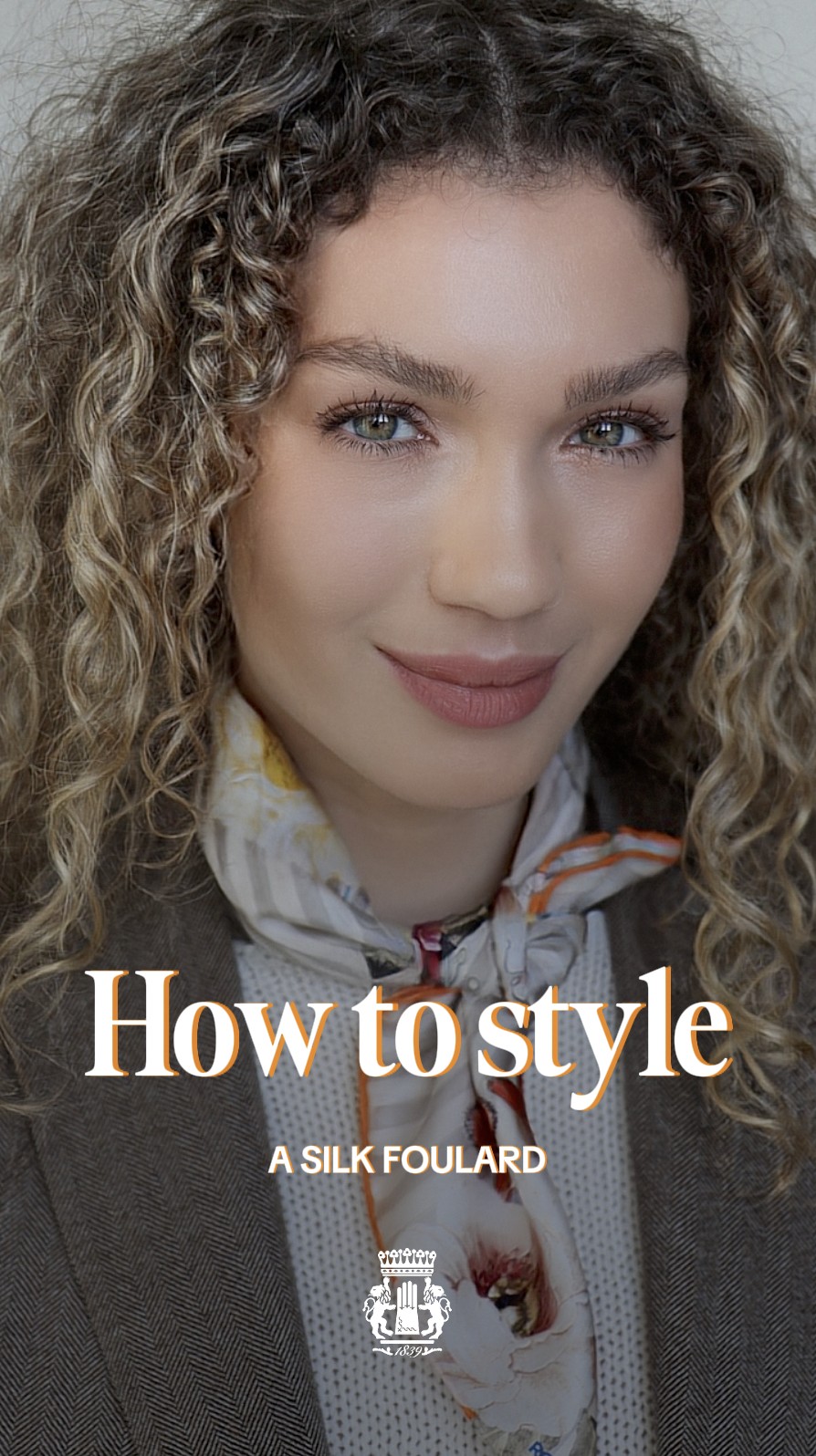 Ein kleines Seidentuch, klassisch um den Hals gebunden, ist der Inbegriff müheloser Eleganz. Dieses Styling verleiht schlichten Outfits eine feine, stilvolle Note und lässt sich vielseitig kombinieren – von casual bis chic.