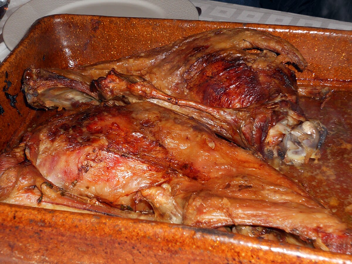 Raw Cordero lechal — Lamb Leg cut