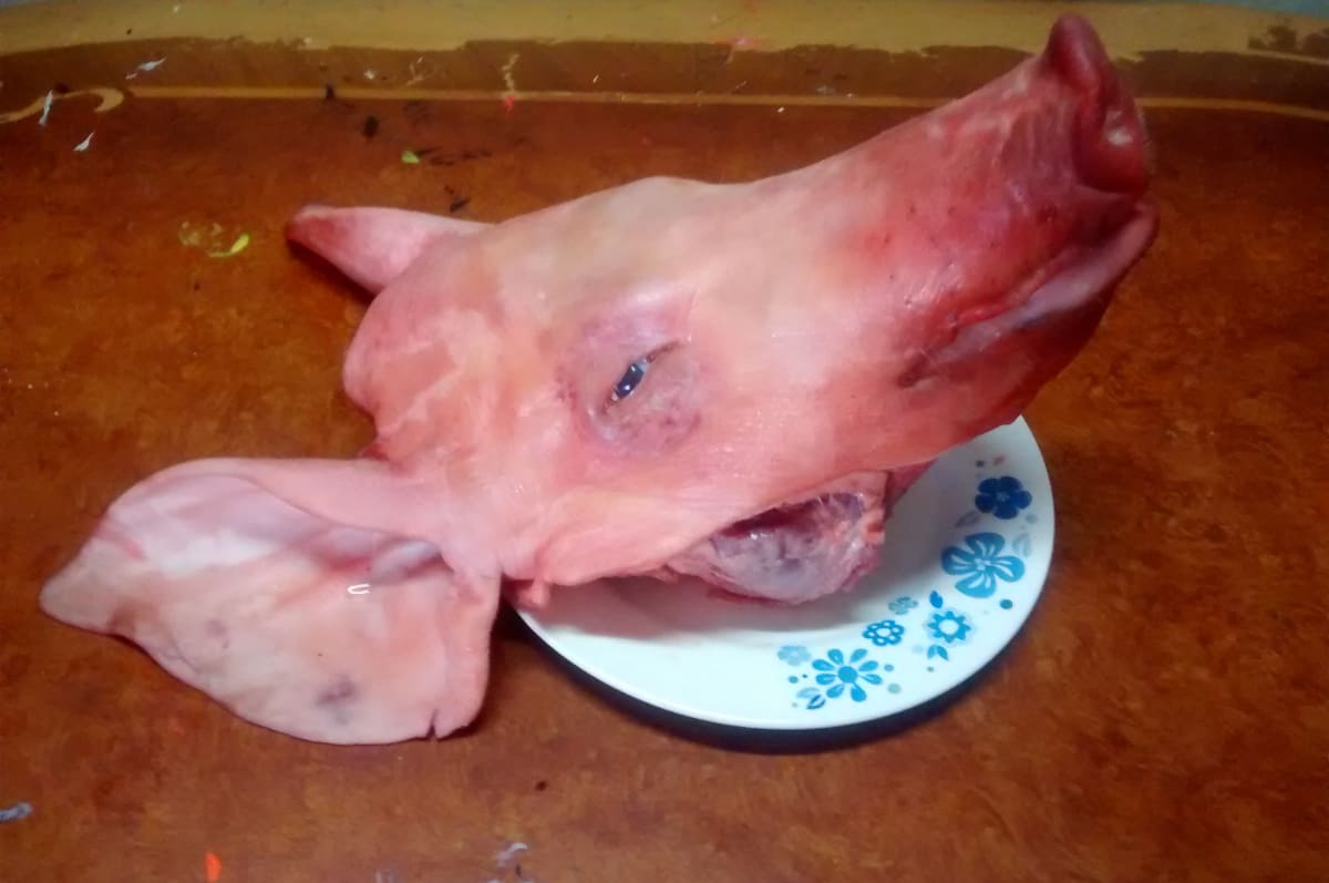 Raw Cabeza de cerdo — Pork Head cut