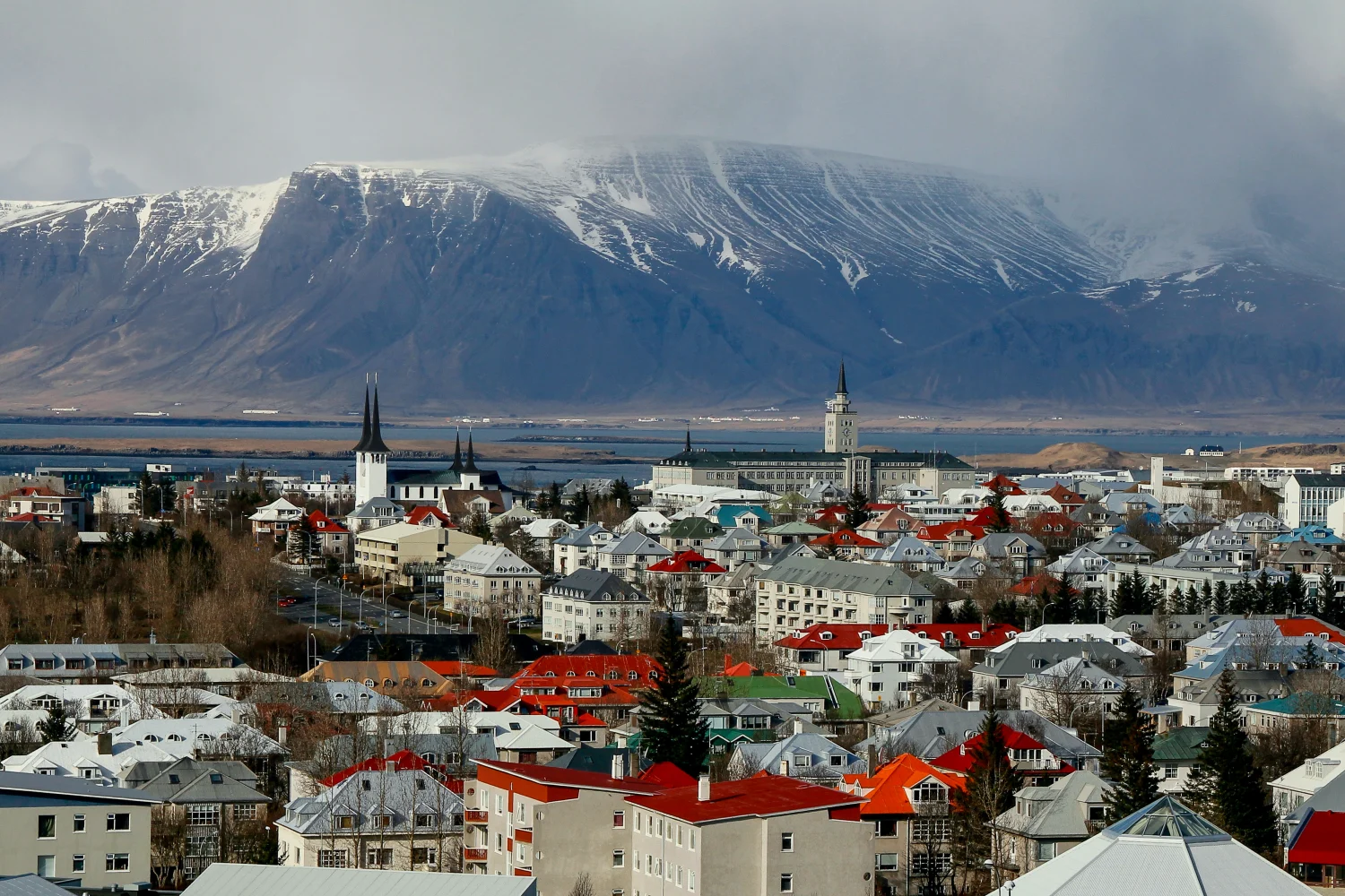 Morgenlys over Reykjavik med fjell i det fjerne