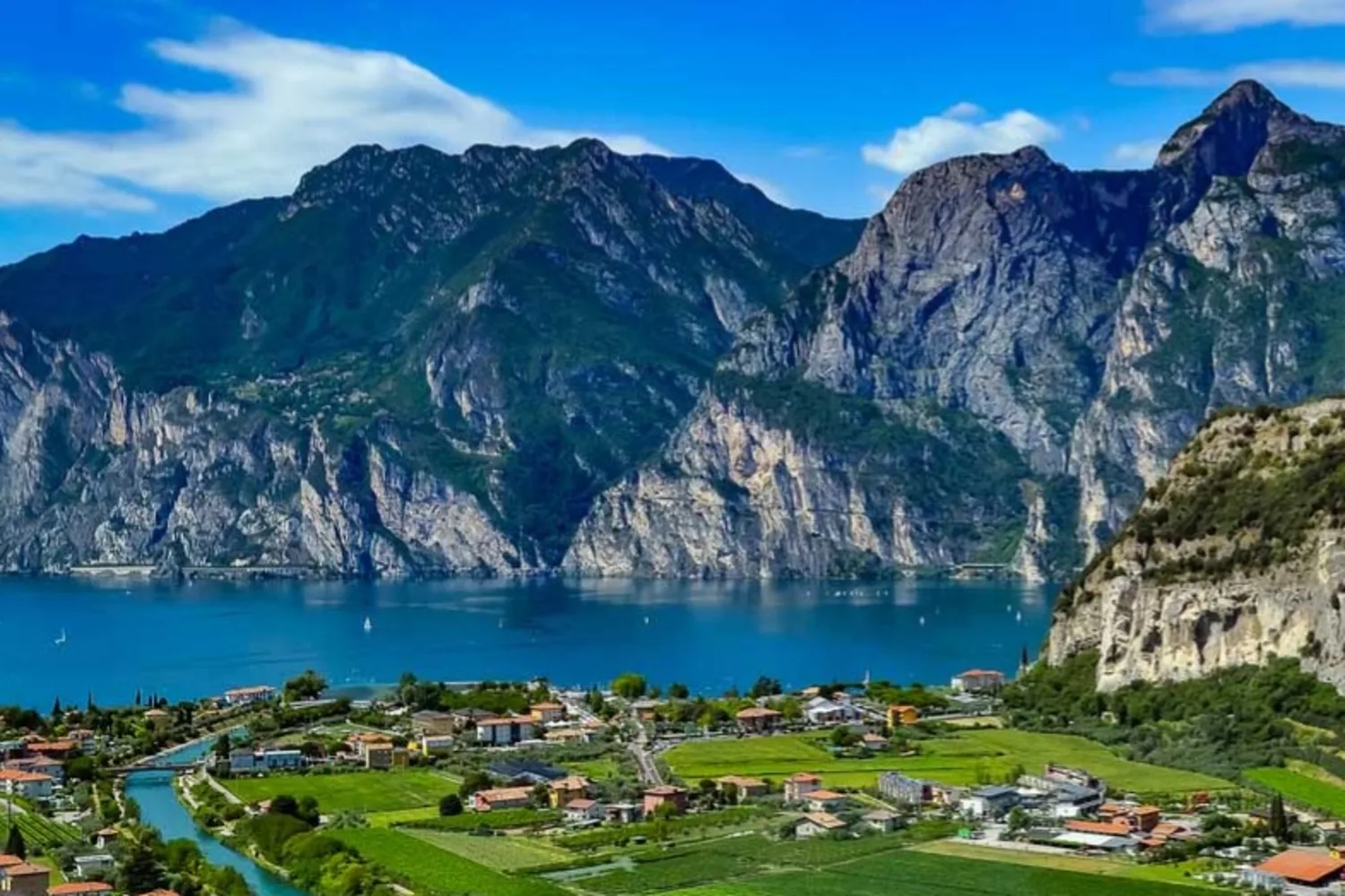 Brosteinsgater og små torg i Riva del Garda