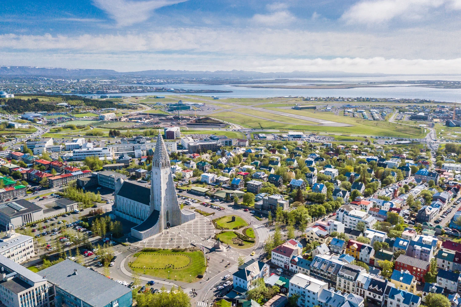 Kveldsscene i Reykjavik med utsikt mot hav og fjell