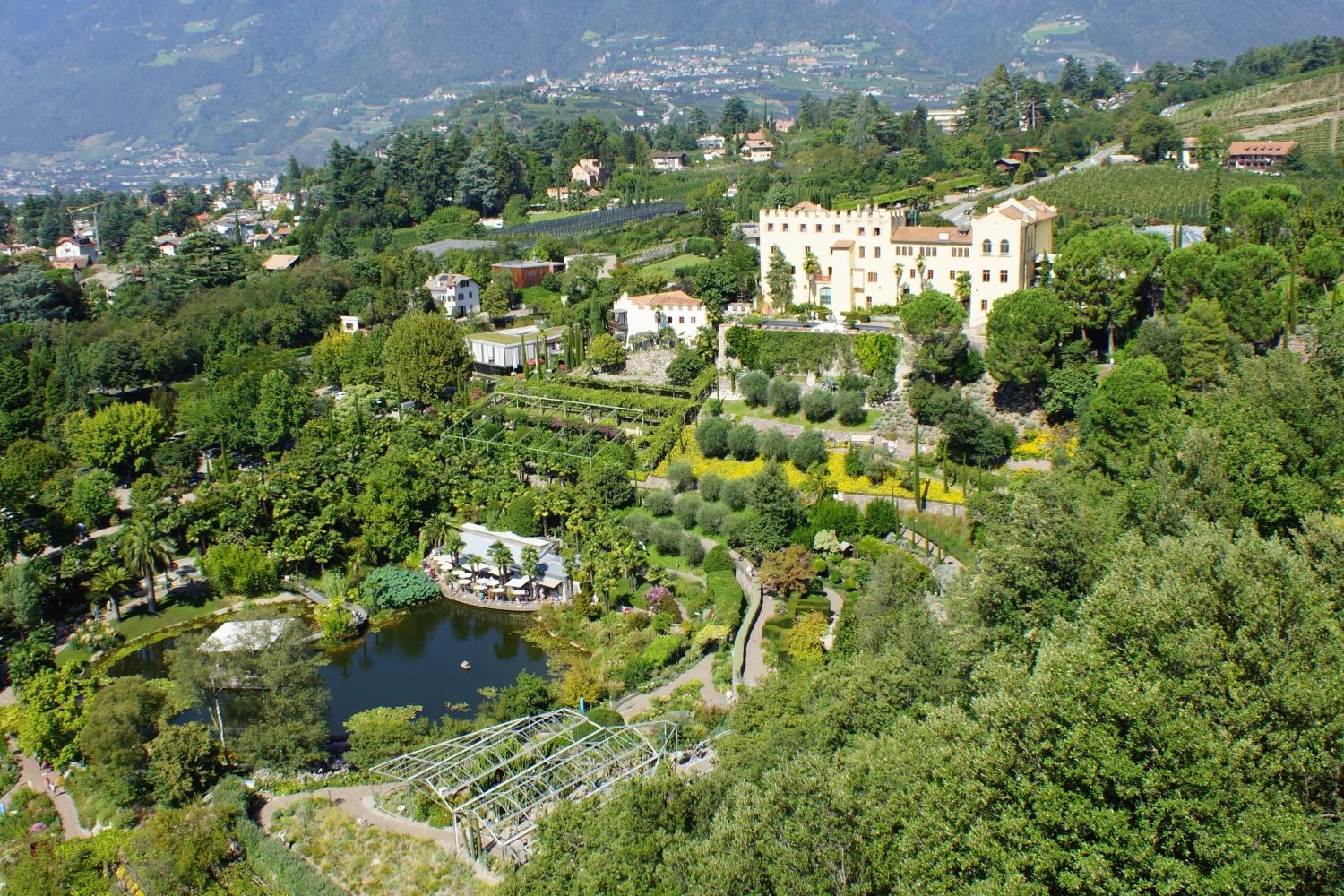 Rolig dalterreng i Sør-Tirol med småveier og utsikt