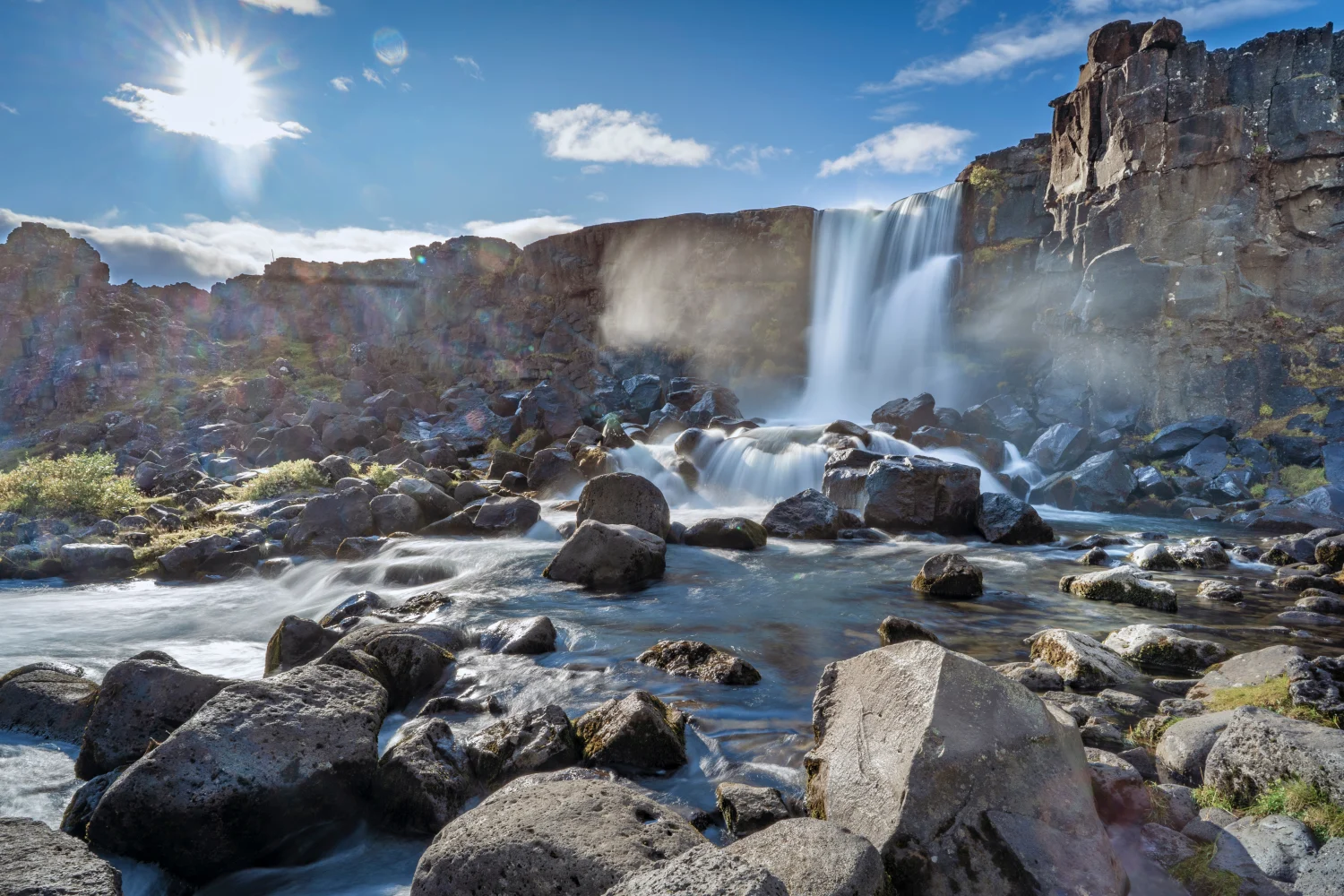 Sprekkdalen i Þingvellir med stier og fjell i bakgrunnen