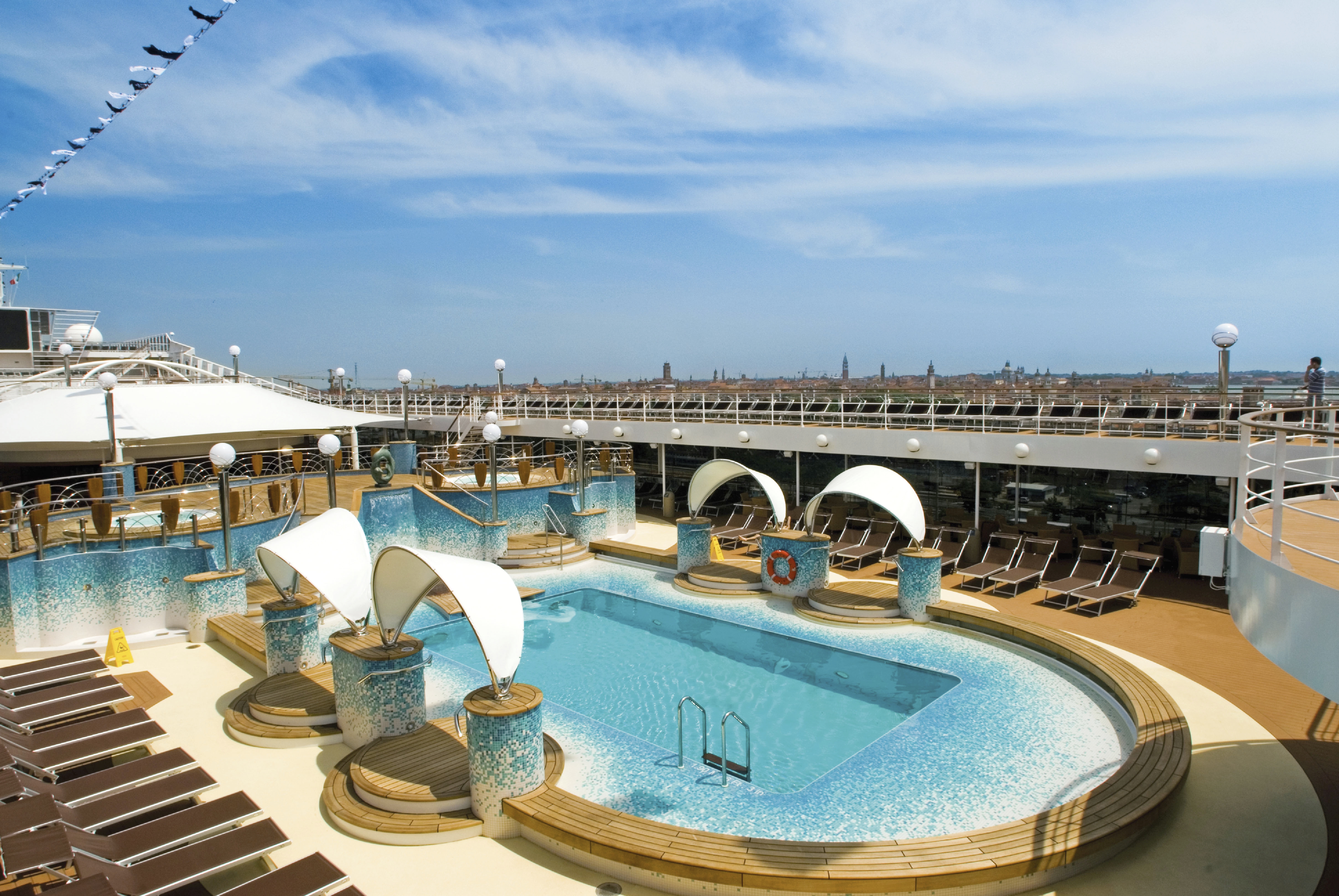 Utomhuspool på MSC Musica