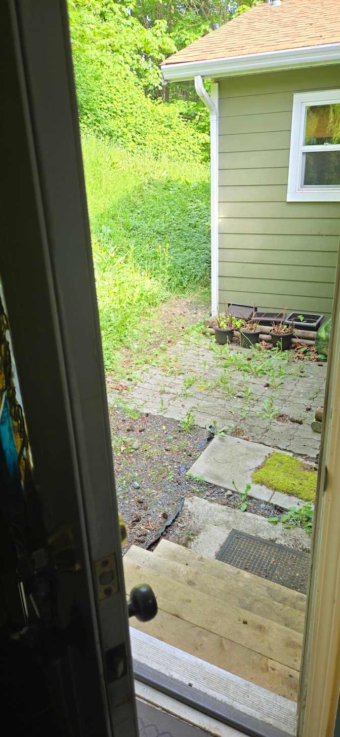 DIANNE BELLIVEAU's room