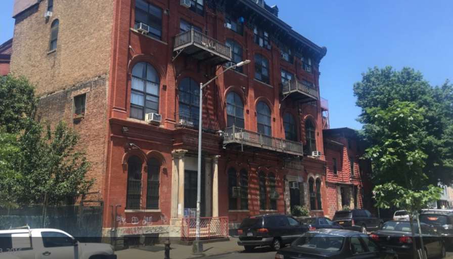Private Room To Rent In Share House Arion Place Brooklyn New York 11206 Legendary Opera House Lofts Bldg In Bushwick Brooklyn W Amenities And Great Community 850 P Roomies Com [ 512 x 896 Pixel ]