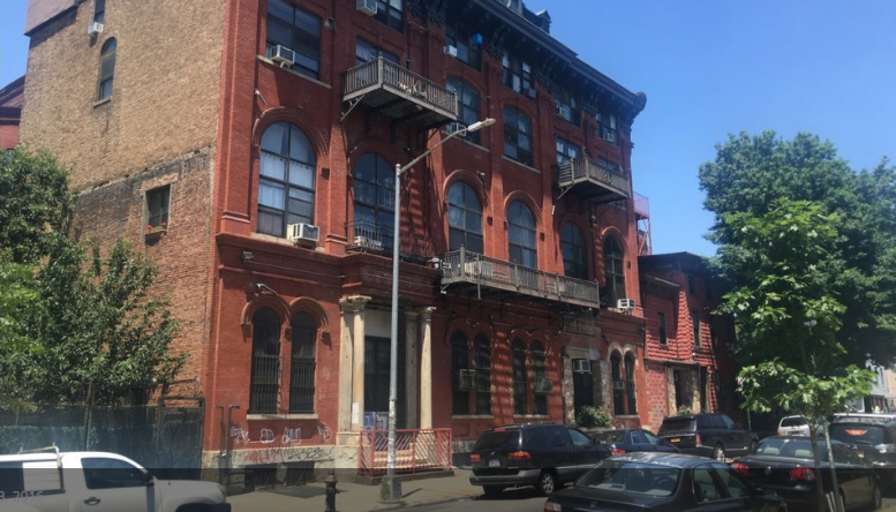 Private Room To Rent In Share House Arion Place Brooklyn New York 11206 Legendary Opera House Lofts Bldg In Bushwick Brooklyn W Amenities And Great Community 850 P Roomies Com [ 512 x 896 Pixel ]