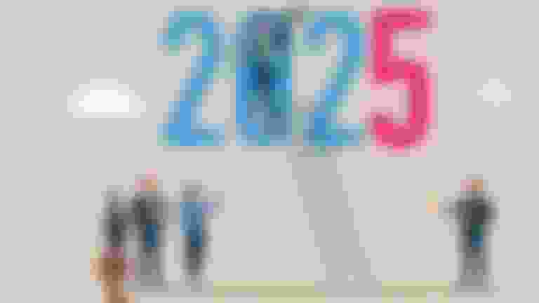 People standing below a ladder leading up to the '0' in 2025.