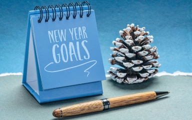 A calendar, pen and acorn.