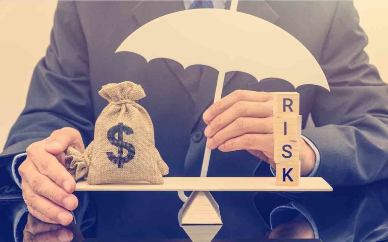 scales balancing risk and cash