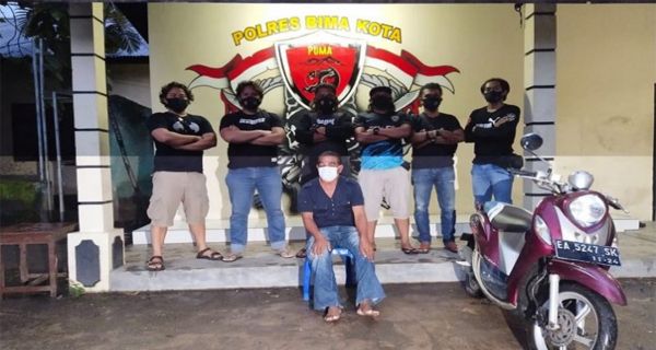 Pria ngaku dukun berinisial MP saat diamankan petugas.