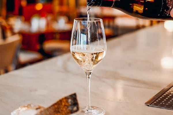 Halbtrockener Weißwein