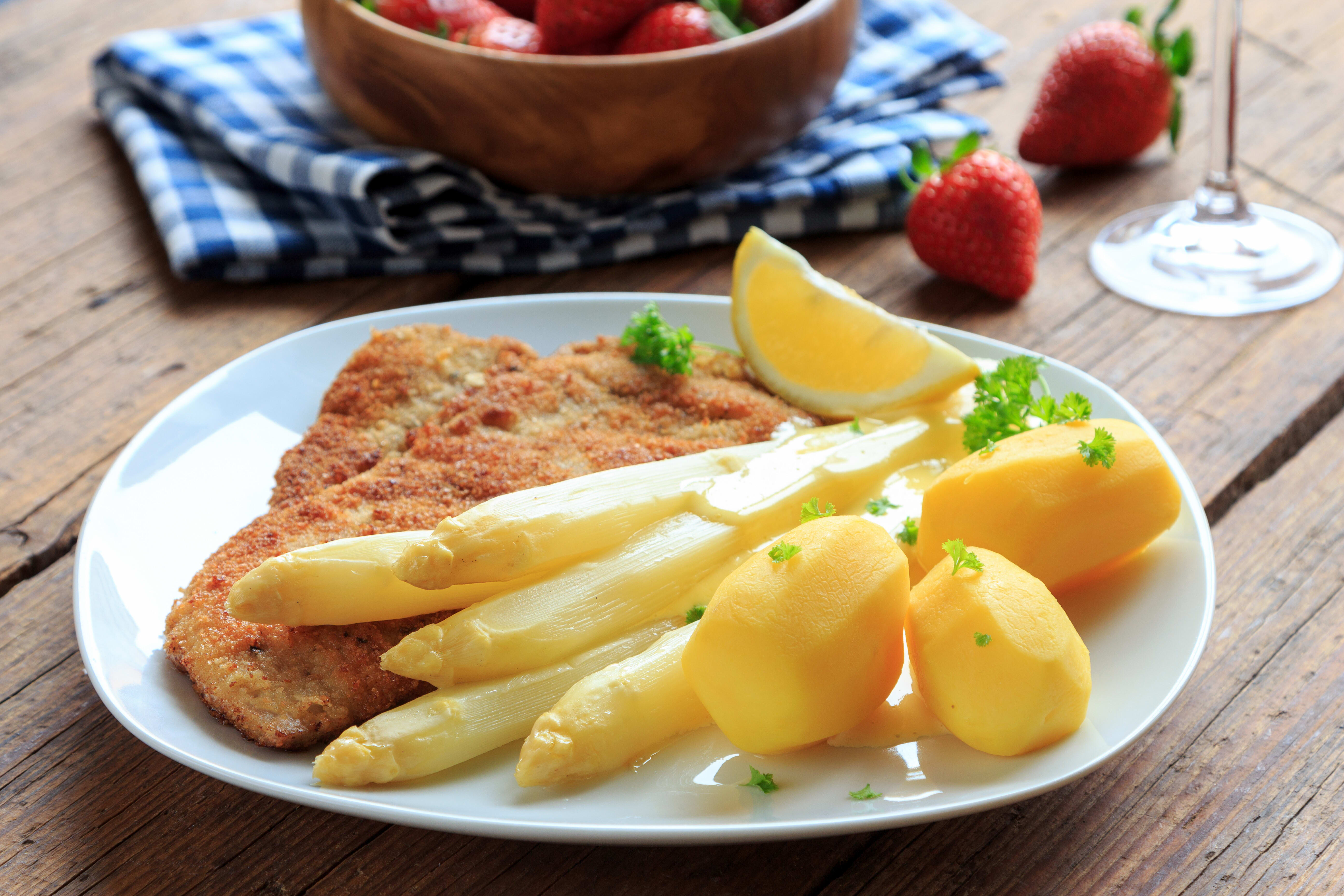 Weißer Spargel mit Kalbsschnitzel