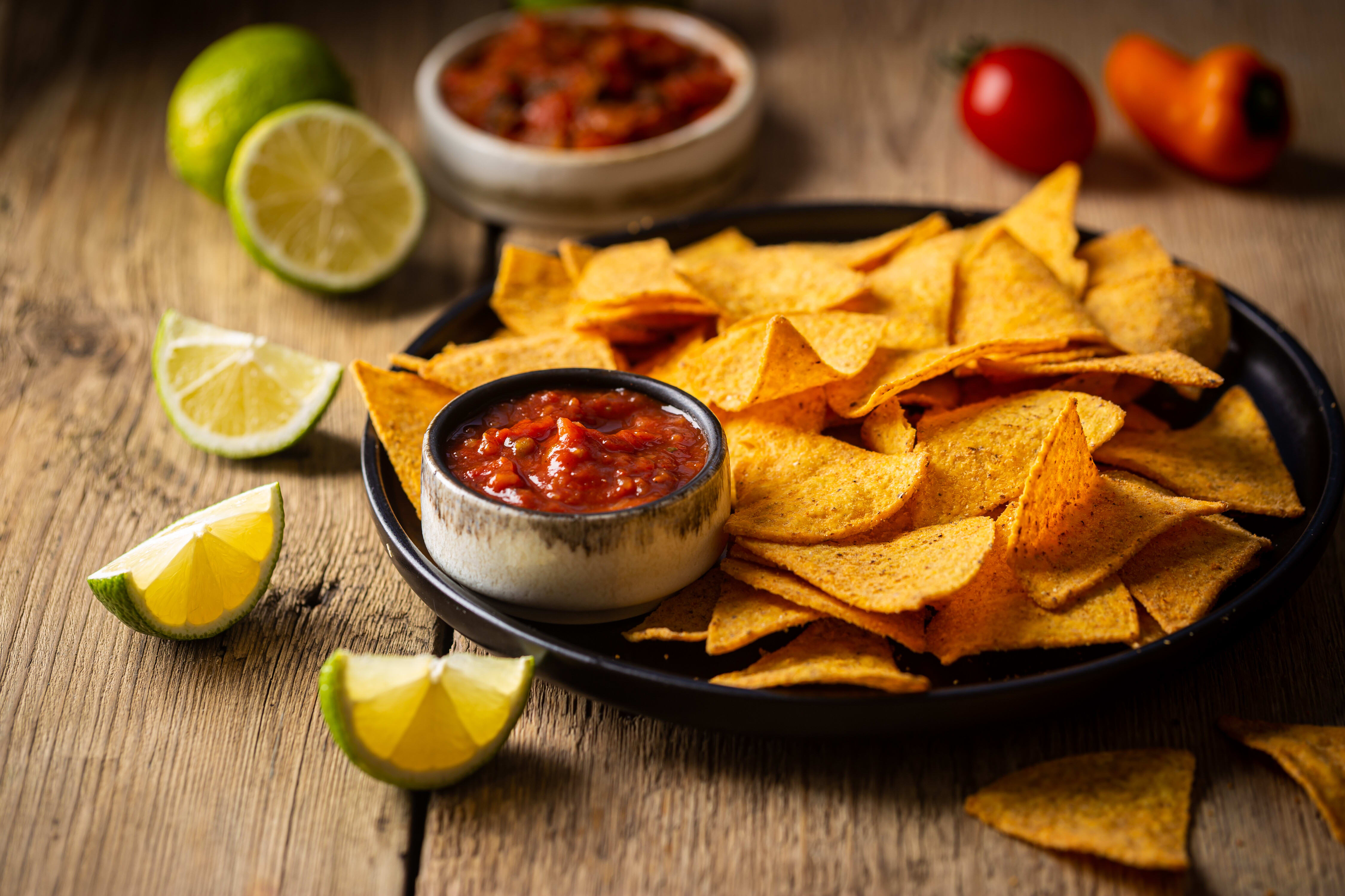 Nachos mit pikanter Salsa