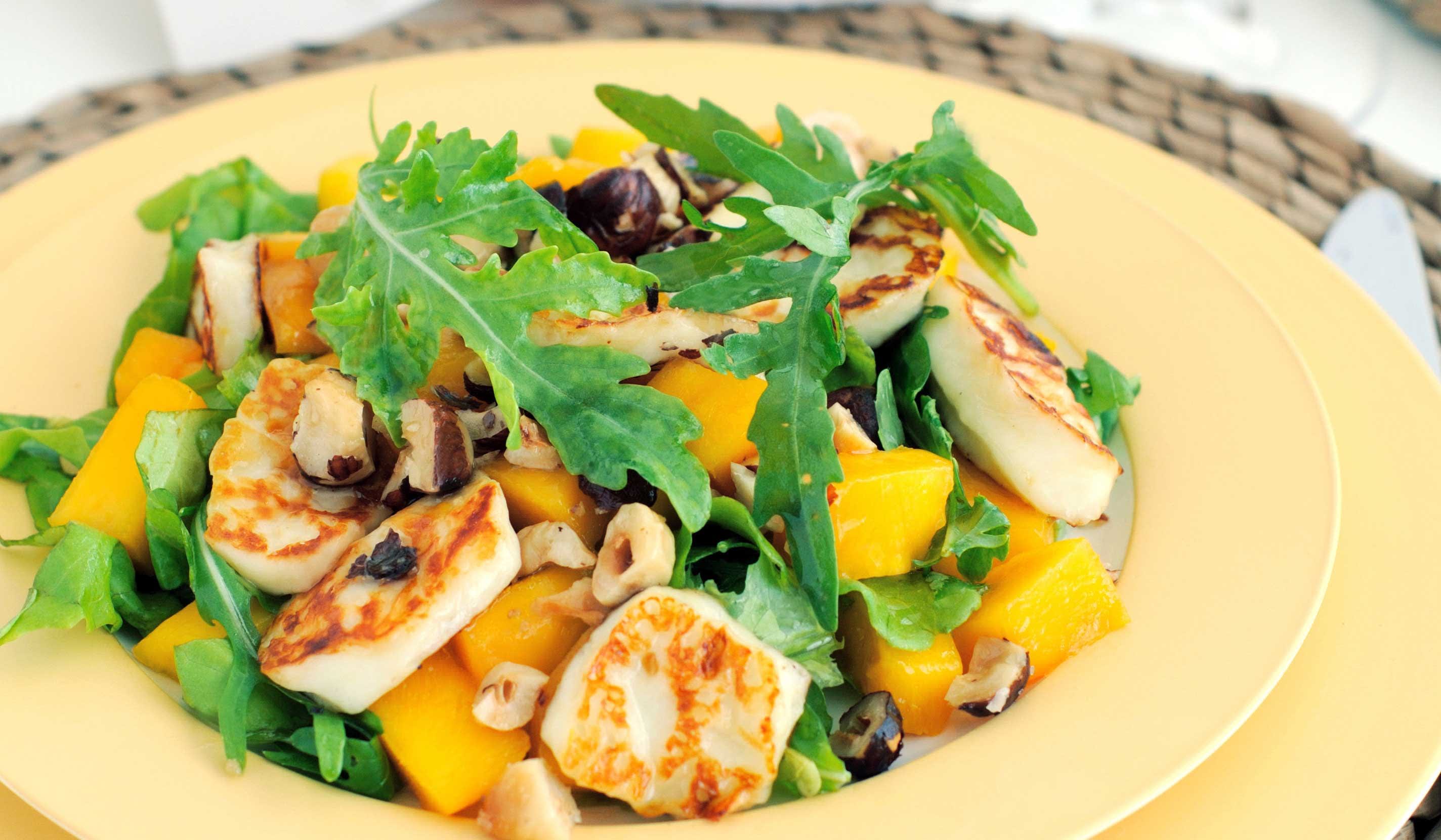 Mango-Halloumi Topping auf gemischtem Salat