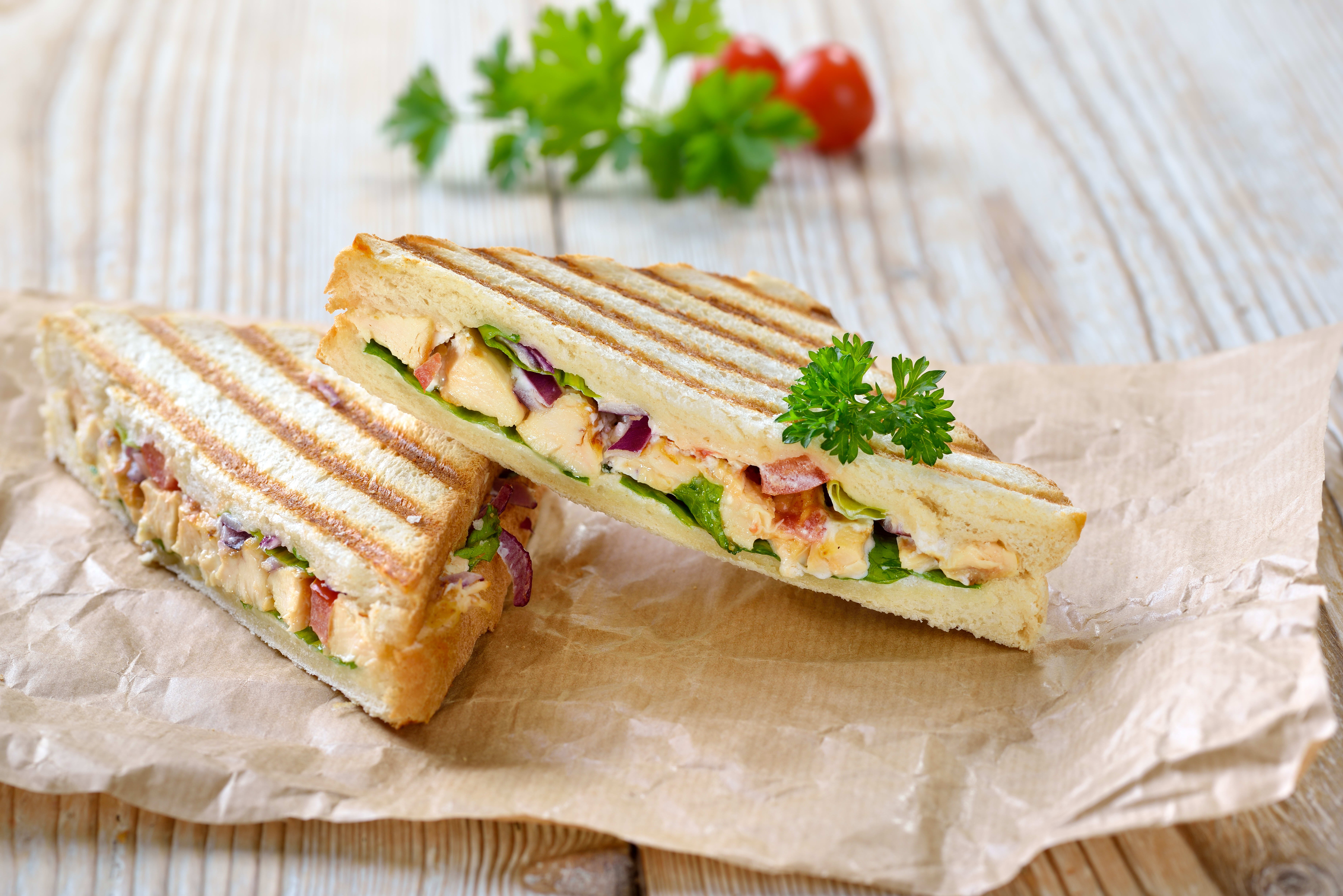Hähnchensandwich mit Tomate und Rucola