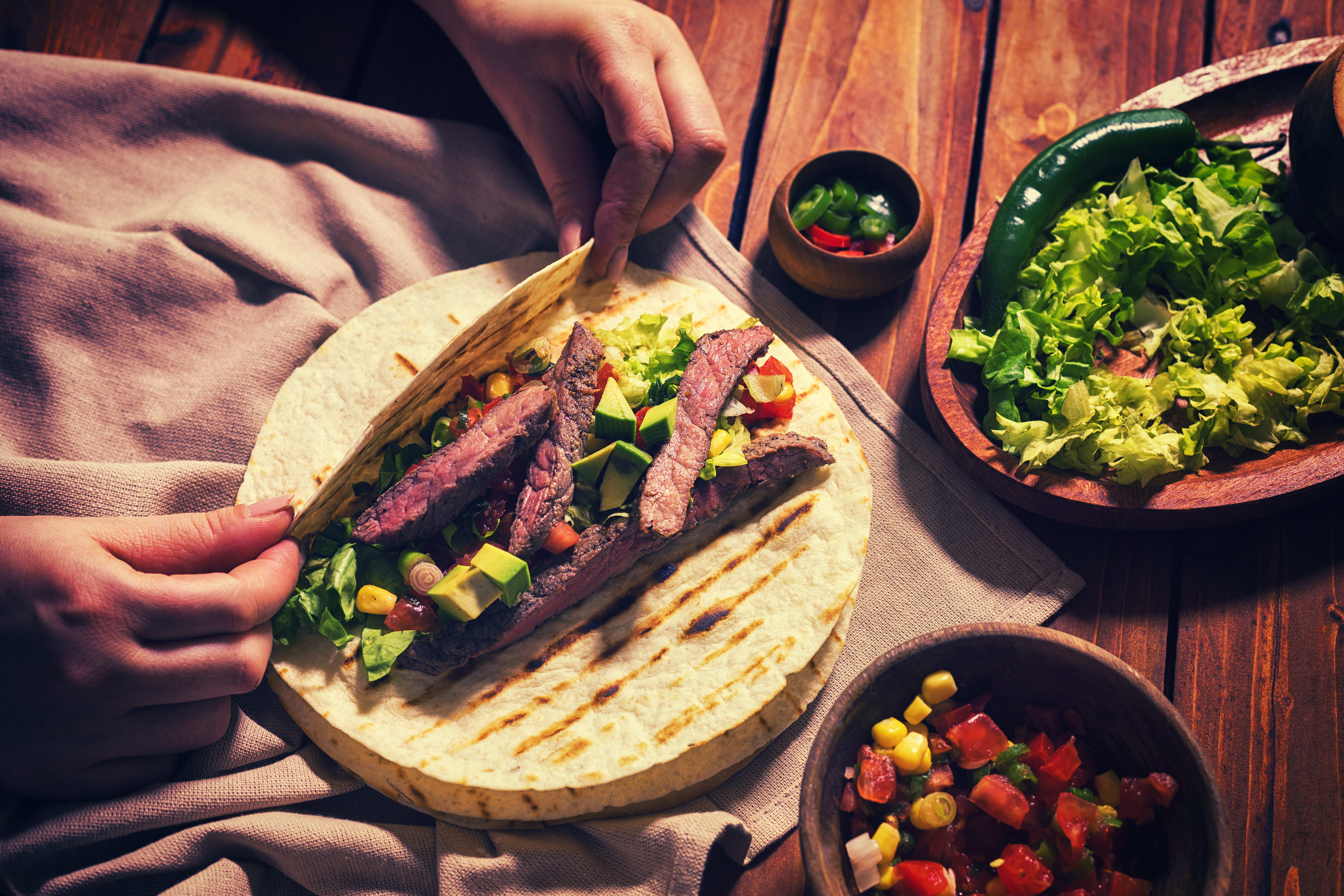 Rindfleisch-Wraps mit Avocado-Tomaten Salsa