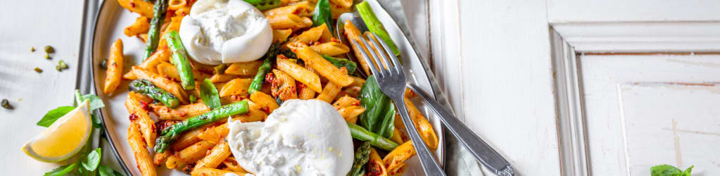 Pennesalat mit grünem Spargel und Burrata