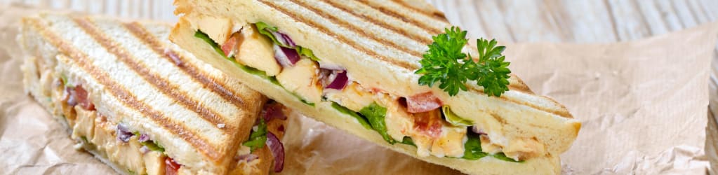 Hähnchensandwich mit Tomate und Rucola