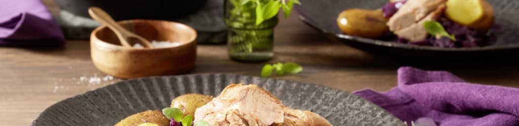 Schweinefilet Confit mit Kartoffeln und Rotkohl