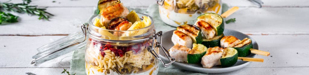 Pastasalat im Glas mit Hähnchen-Zucchini-Spiessen