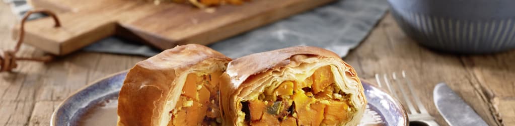 Kürbisstrudel mit Feta und Kräuterdip