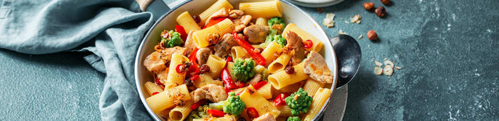 Rigatoni-Gemüse-Pfanne mit Hähnchen