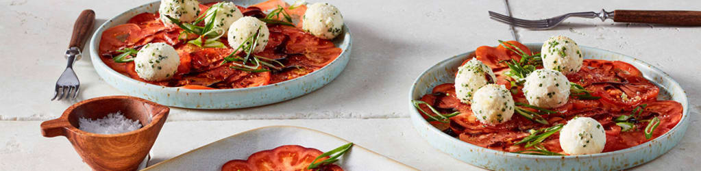 Tomaten-Carpaccio mit Joghurtfrischkäsebällchen