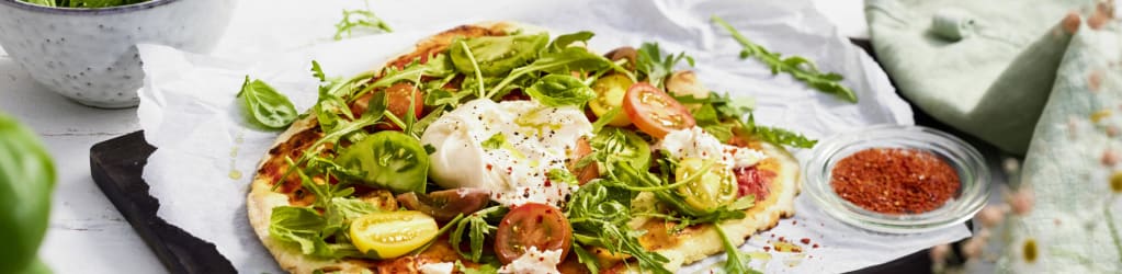 Tomaten-Rauken-Pizza mit Burrata
