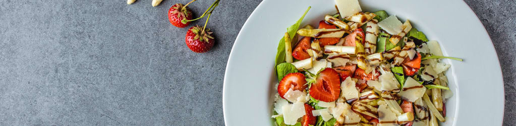Spargelsalat mit Erdbeeren