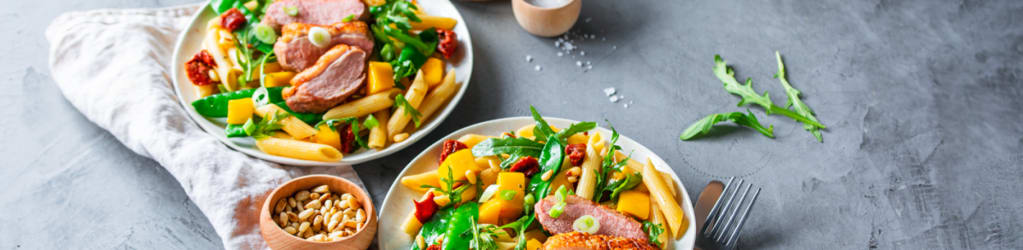 Fruchtiger Pennesalat mie gebratener Entenbrust