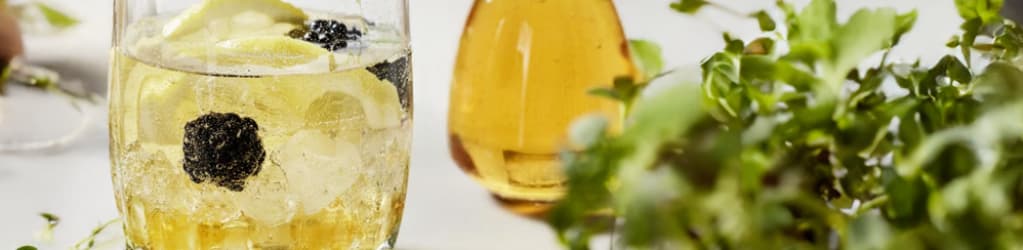 Cocktail mit Quittensirup, Brombeeren und Thymian