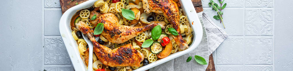 Hähnchenkeulen, Gemüse und Pasta aus dem Ofen