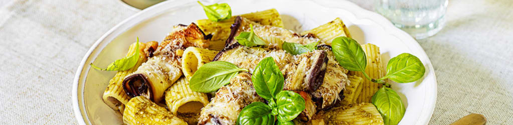 Auberginen-Involtini mit Pesto-Rigatoni