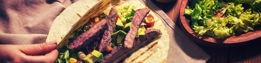 Rindfleisch-Wraps mit Avocado-Tomaten Salsa