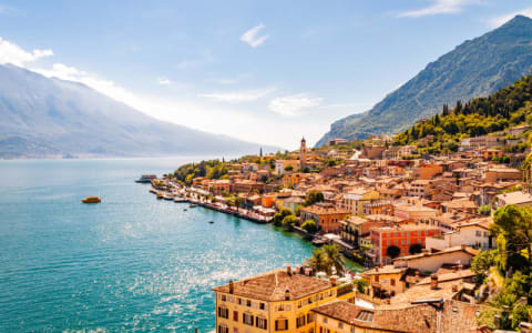 Die Stadt Limone sul Garda am Westufer des Gardasees.